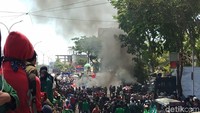 Tak butuh lama, aksi demo itu diwarnai aksi bakar ban. Foto: Hermawan Mappiwali/detikcom
