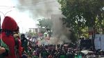 Potret Demo Mahasiswa di Makassar: Bakar Ban dan Robohkan Pagar DPRD