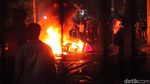 Mahasiswa Bertahan di Belakang Gedung DPR dan Bakar Sejumlah Barang