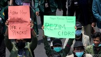 Tulisan berbahasa Jawa pun ada disertakan dalam spanduk. Kurang lebih artinya begini: Aslinya Males Gerak, Tapi mau gimana lagi, DPR nya Guoblok! Foto: Rifkianto Nugroho