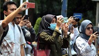 Sejumlah warga mengabadikan aksi demo mahasiswa di kawasan Jakarta, Selasa (24/9/2019), lewat kamera ponsel.