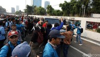 Para pengendara tampak kesulitan melintasi tol yang diblokir mahasiswa.