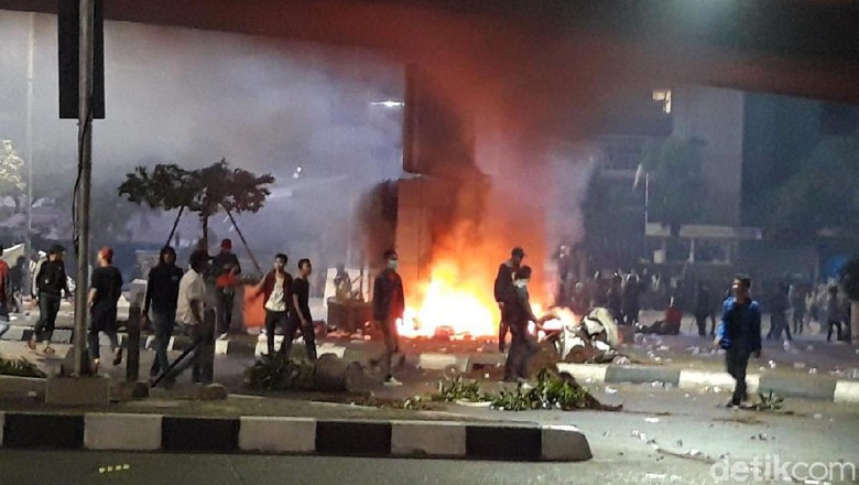 Diduga Lempari Pospol Pakai Molotov, Seorang Pelajar SMA Ditangkap Diduga Lempari Pospol Pakai Molotov, Seorang Pelajar SMA Ditangkap