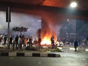 Ricuh! Mahasiswa dan Polisi Bentrok di Flyover Slipi