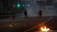 Mahasiswa juga bertahan di bawah flyover, dekat mereka melakukan pembakaran.