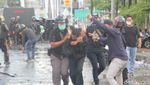 Potret Kericuhan Demo Mahasiswa di Makassar