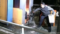 Api yang membakar salah satu perangkat tol tersebut perlahan mulai padam.