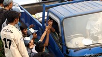 Blokir jalan tol dilakukan setelah menggelar aksi di depan gedung DPR.
