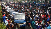 Kendaraan yang bisa menggunakan satu lajur tol dalam kota. Sisanya diblokir oleh mahasiswa.