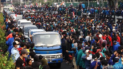 Mahasiswa Blokir Tol Dalam Kota