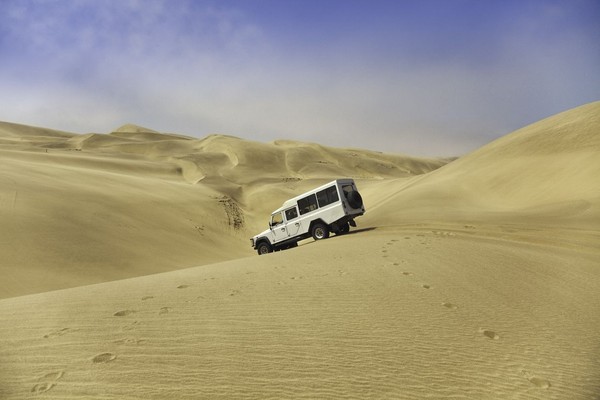 Alam Skeleton Coast hanya bisa dijelejahi dari pintu utara antara Mowe Bay dan Sungai Kunene. Untuk tiba di Sungai Kunene, wisatawan harus melaluis operator khusus seperti Afrika Travel Resource (ATR) dan Wildspace Adventure. (iStock) Alam Skeleton Coast hanya bisa dijelejahi dari pintu utara antara Mowe Bay dan Sungai Kunene. Untuk tiba di Sungai Kunene, wisatawan harus melaluis operator khusus seperti Afrika Travel Resource (ATR) dan Wildspace Adventure. (iStock)