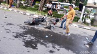 Beberapa warga mencoba mengamankan sejumlah sepeda motor.