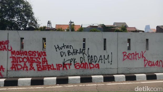 Legislator Juga Kena Coretan Nakal: DPR ke Spa, Kami Kena ISPA