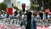 Sejumlah mahasiswa terus bergerak menuju ke area sekitar depan gedung DPR, Jakarta, untuk ikut serta dalam aksi demo di kawasan tersebut, Selasa (24/9/2019).