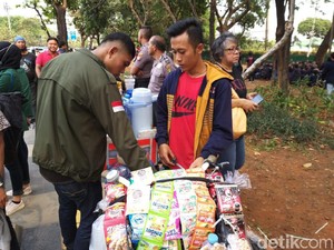 Demi Rupiah, Starbucks Keliling Terjang Gas Air Mata di Tengah Demo