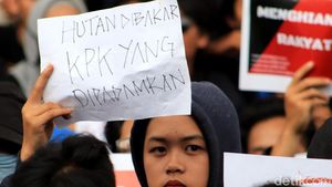 Aneka Spanduk Demo Unik dari Bandung