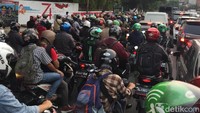 Begini penampakan kemacetan parah di kawasan Jalan Pejompongan, Jakarta, Selasa (24/9/2019).