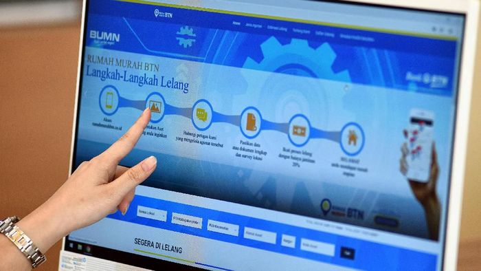 Tingkatkan Kredit Lewat Lelang Rumah Nasabah Bank BTN membuka situs rumahmurahbtn.co.id untuk mencari hunian murah melalui aplikasi online di Jakarta. Situs milik Bank BTN tersebut menawarkan berbagai informasi mengenai rumah lelang sebagai aset perseroan yang dapat dibeli oleh masyarakat dengan cara tunai maupun dengan fasilitas KPR. Penjualan rumah lelang yang ditawarkan secara online pada website tersebut merupakan salah satu langkah yang dilakukan perseroan dalam rangka recovery asset. Perseroan fokus memperbaiki kualitas kredit yang ditargetkan pada akhir tahun nanti rasio NPL berada dibawah 3%.
