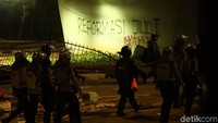 Personel Kepolisian terus mendorong demonstran menjauh dari depan gedung DPR/MPR RI.