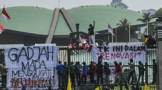 Sejumlah mahasiswa dari berbagai perguruan tinggi di Indonesia berunjuk rasa di depan gedung DPR, Jakarta, Selasa (24/9).