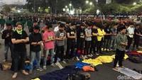 Ini momen massa mahasiswa saat menggelar salat maghrib berjamaah.