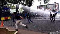 Mulanya mahasiswa gabugan dari sejumlah kampus ini merusak barikade kawat berduri, Selasa (24/9/2019). Dari situ, massa meminta masuk ke dalam gedung DPRD Sumut, Jl Imam Bonjol, Medan.