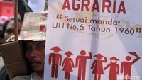 Para petani menggelar aksi sambil membawa sejumlah poster.