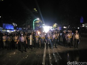 Polisi Bubarkan Bentrok Mahasiswa dan Warga di Unismuh Makassar
