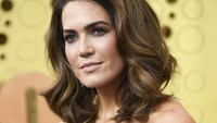 Ia tampil seksi dengan gaun pink yang menunjukkan bagian dadanya itu. Frazer Harrison/Getty Images