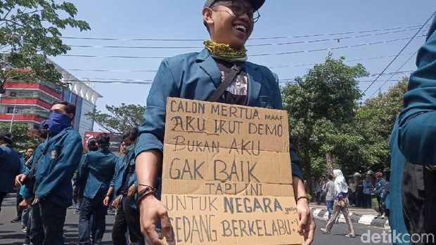 Beragam 'Poster Ambyar' dari Aksi Mahasiswa di Jateng Hari Ini