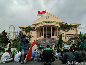 Puluhan Mahasiswa Ponorogo Demo Tolak UU KPK Bawa Tulisan-tulisan Lucu