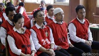 Zul tampak menjalani persidangan bersama dengan narapidana lainnya. Pool/Ismail/detikFoto.