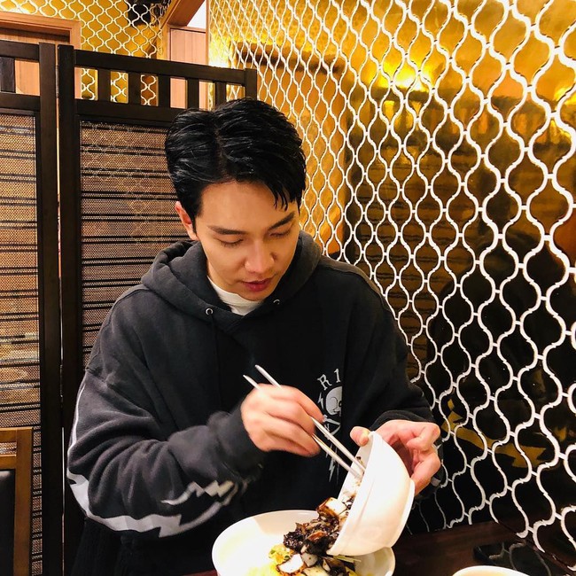 Gaya Kulineran Lee Seung Gi hingga Driver Ojol Antar Makanan Pakai Sepeda