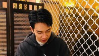 Saat Valentine, Lee Seung Gi pilih bersantap di sebuah restoran. Ada yang bisa tebak sajian apa yang dipilih aktor dalam drama “Briliant Legacy” ini? Foto: Instagram leeseunggi.official