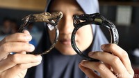 Selain kerajinan kayu, ada pula sejumlah buah tangan menarik yang dapat digunakan untuk aksesoris menunjang penampilan, diantaranya adalah gelang akar yang dibentuk layaknya naga.