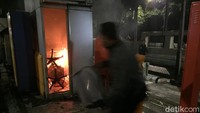 Beberapa petugas langsung mencoba memadamkan api.