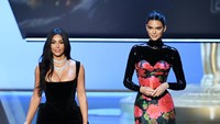 Kim Kardashian dan Kendall Jenner saat tampil di Emmy Awards 2019 di California, Amerika Serikat pada akhir pekan lalu. Kevin Winter/Getty Images