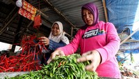 Selain itu, cuaca ekstreme juga turut memengaruhi naik turunnya harga cabai.