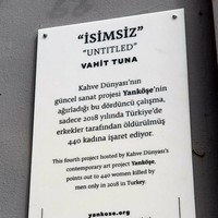Vahit mempersembahkan karyanya untuk mengenang wanita korban KDRT. Sedikitnya 440 wanita tewas di tangan suaminya sendiri dalam kasus KDRT, pada 2018 lalu. Instalasi seni ini sendiri bertajuk Untitled. Foto: Bored Panda/Yankose