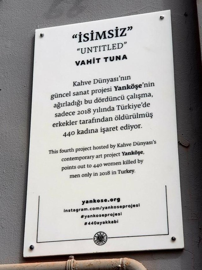 Vahit mempersembahkan karyanya untuk mengenang wanita korban KDRT. Sedikitnya 440 wanita tewas di tangan suaminya sendiri dalam kasus KDRT, pada 2018 lalu. Instalasi seni ini sendiri bertajuk Untitled. Foto: Bored Panda/Yankose