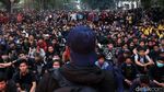 Mahasiswa Masih Bertahan di Depan Gedung DPRD Jabar