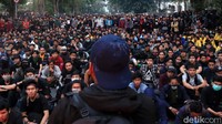Meski sudah dipukul mundur aparat Polri dan TNI, massa tetap bertahan. Massa hanya bergeser beberapa meter dari gedung DPRD Jabar.