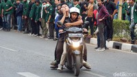 Salah satu pendemo ada yang dibawa oleh ambulans. Beberapa petugas medis dibantu sopir ojek online terlihat menggotong seorang mahasiswi yang pingsan. Orator meminta massa mahasiswa membuka jalan.