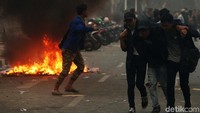 Seorang mahasiswa dievakuasi temannya.