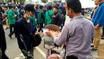 Wow, Tukang Siomay Pakai Motor Gaul di Tengah Demo