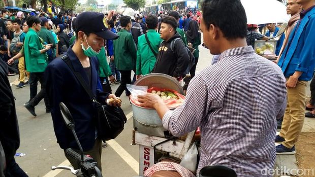 Tukang siomay gaul di tengah aksi demo