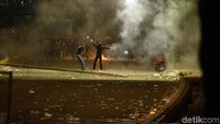 Tampak sampah berserakan di jalan.