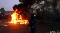 Pandangan juga menjadi terganggu. Selain itu, sejumlah plastik dan banner dibakar massa.