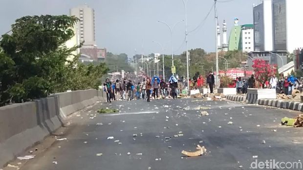 Demonstrasi di Makassar dekat gedung DPRD Sulsel, ricuh lagi. Mahasiswa melempari polisi dengan batu. 