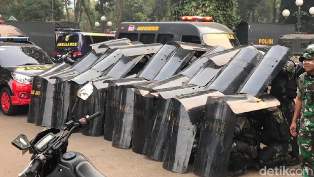 Personel Kodam Jaya buat formasi, siaga menjaga gerbang DPR yang jebol